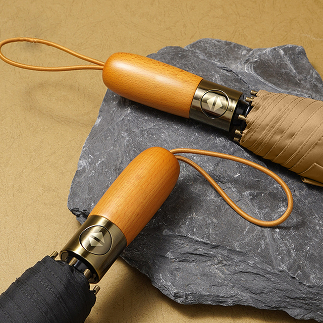 木製のハンドル自動を備えたエレガントなクラシック傘